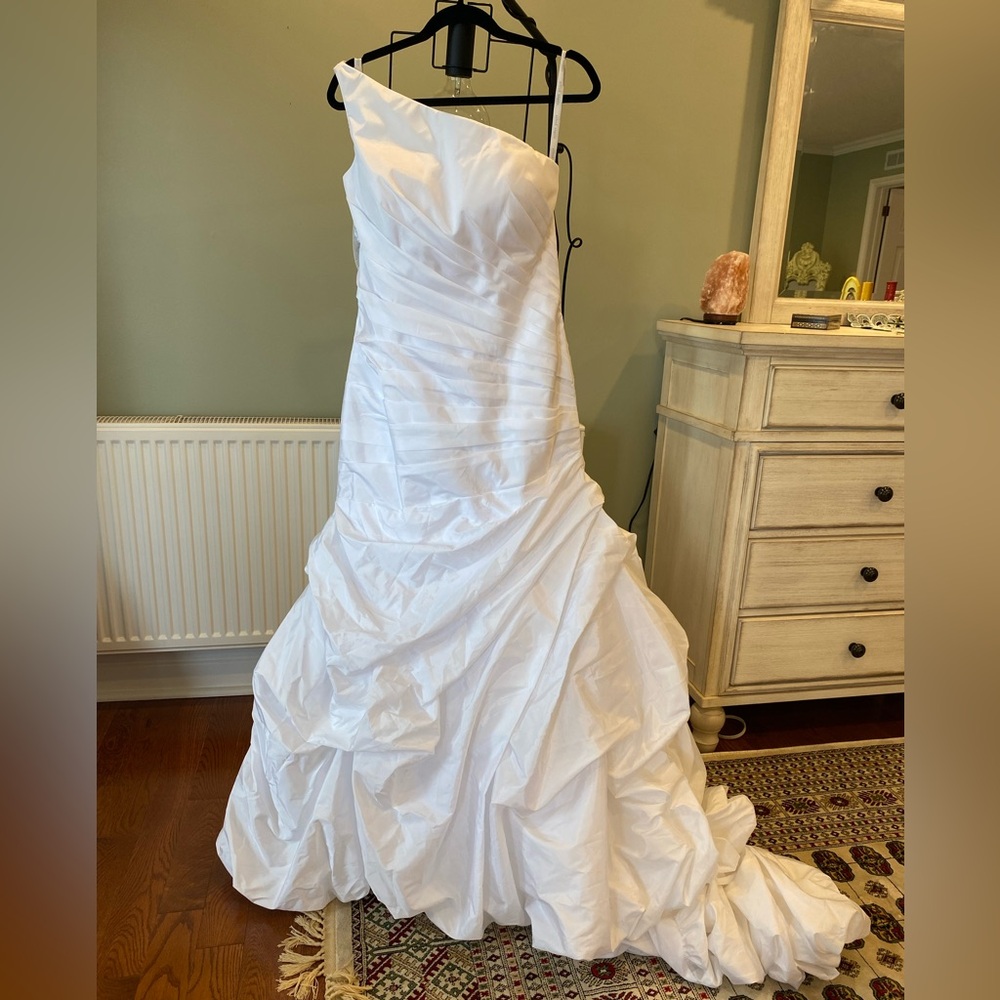 Alfred Angelo Modern Fit White Gown
